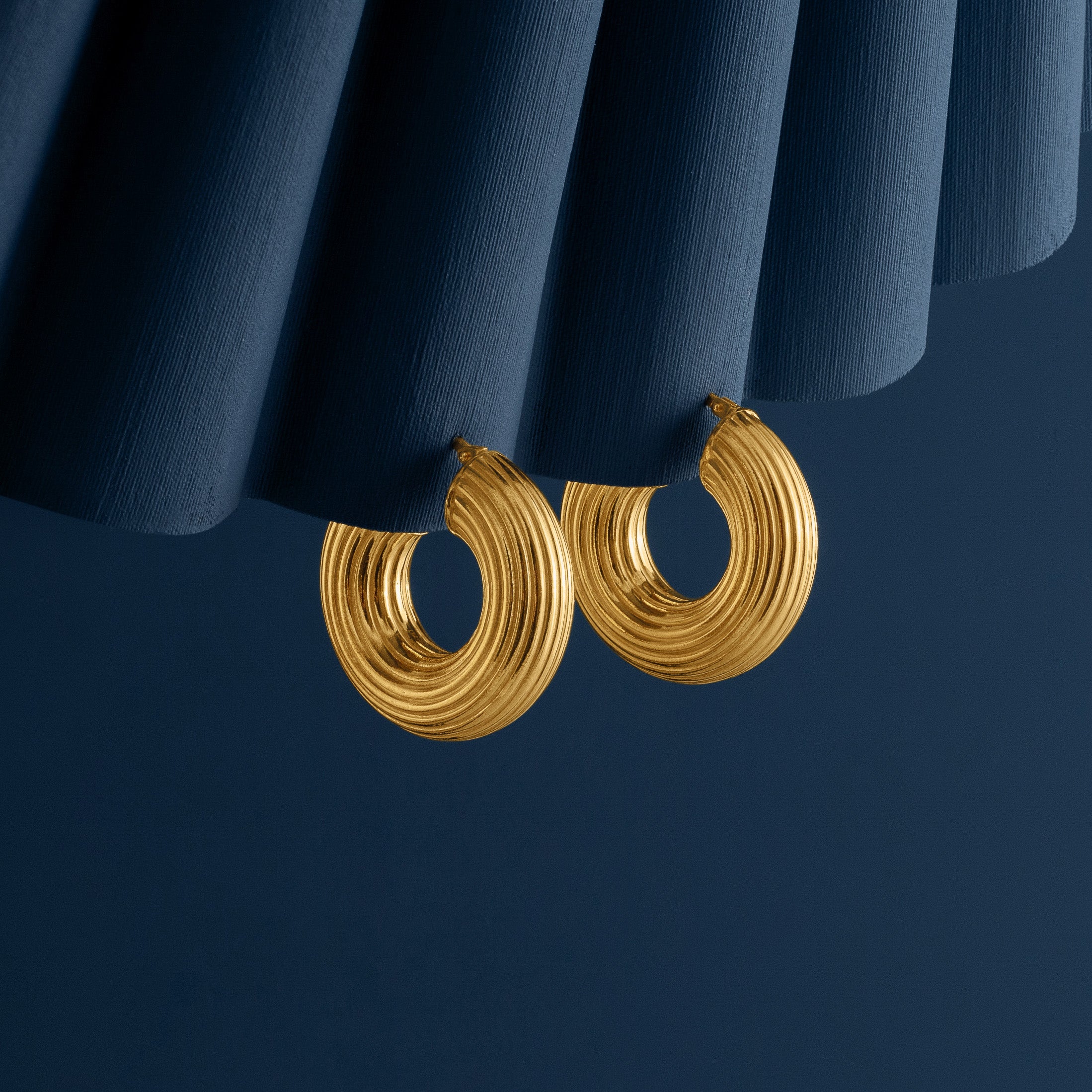 GOLD RIBBED HOOP EARRINGS