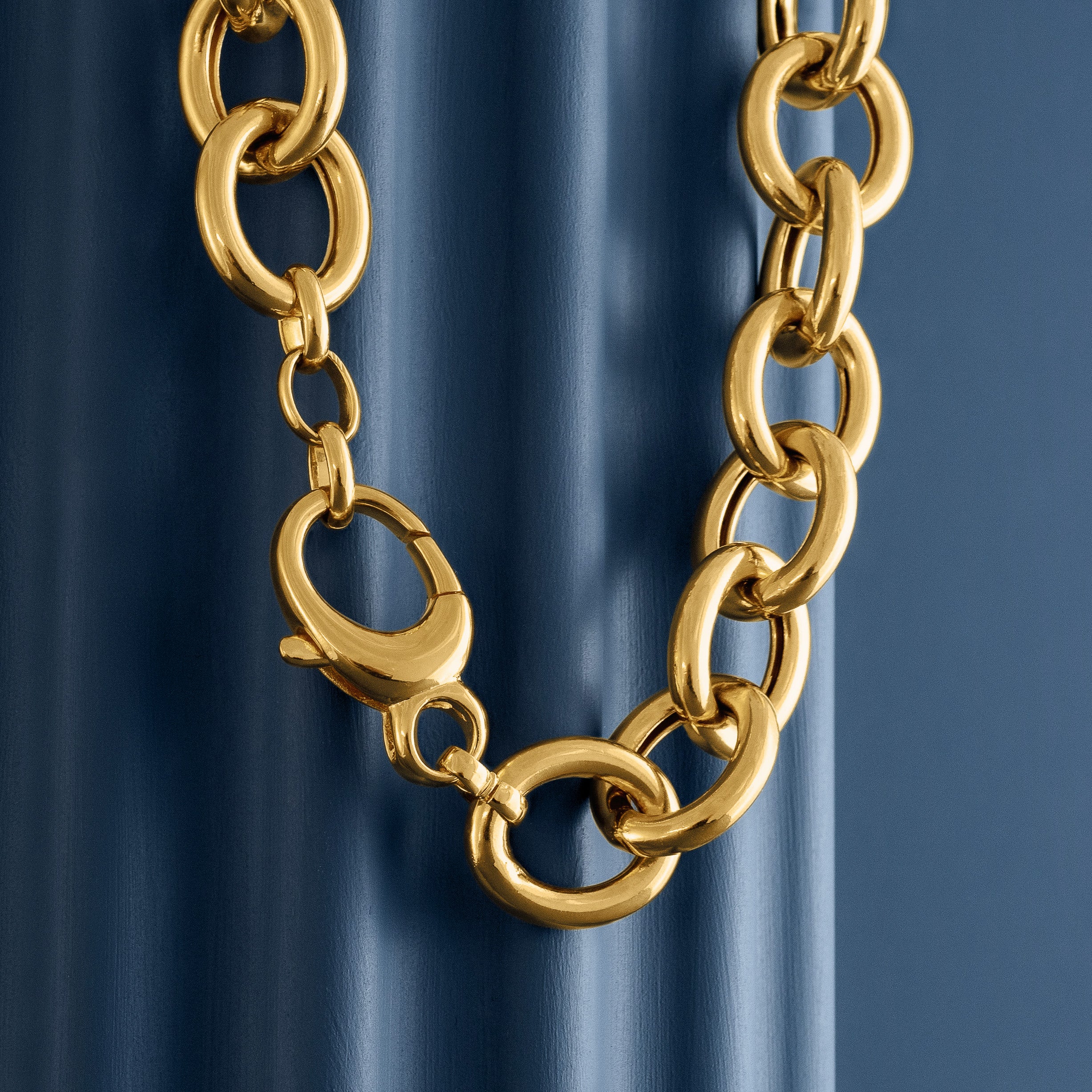 LARGE GOLD THICK CHAIN NECKLACE