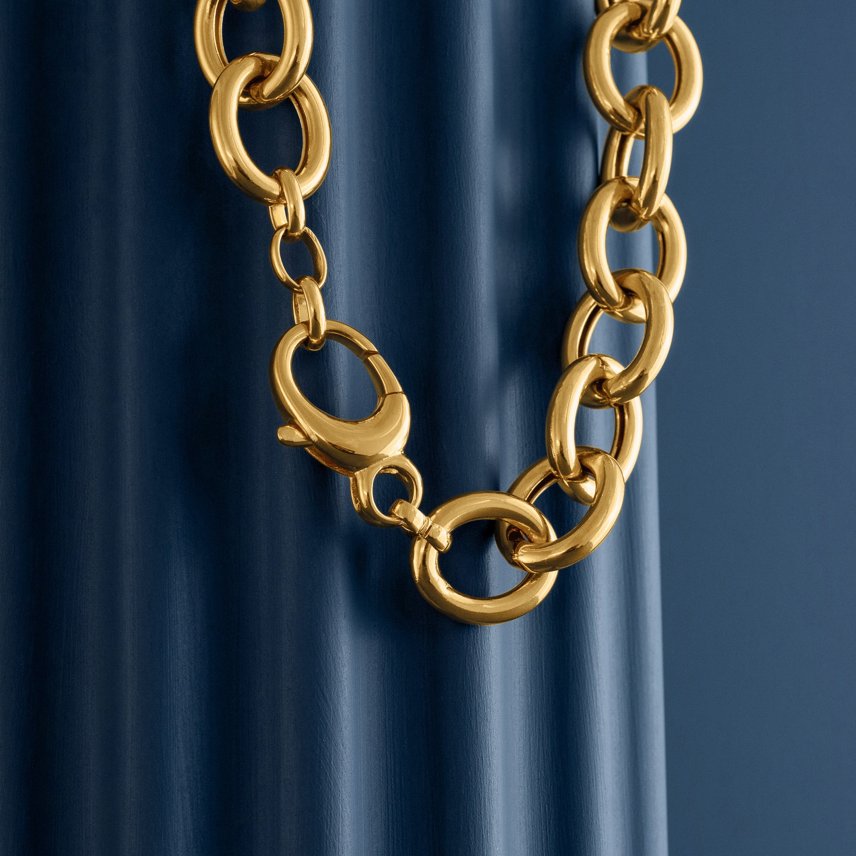 LARGE GOLD THICK CHAIN NECKLACE