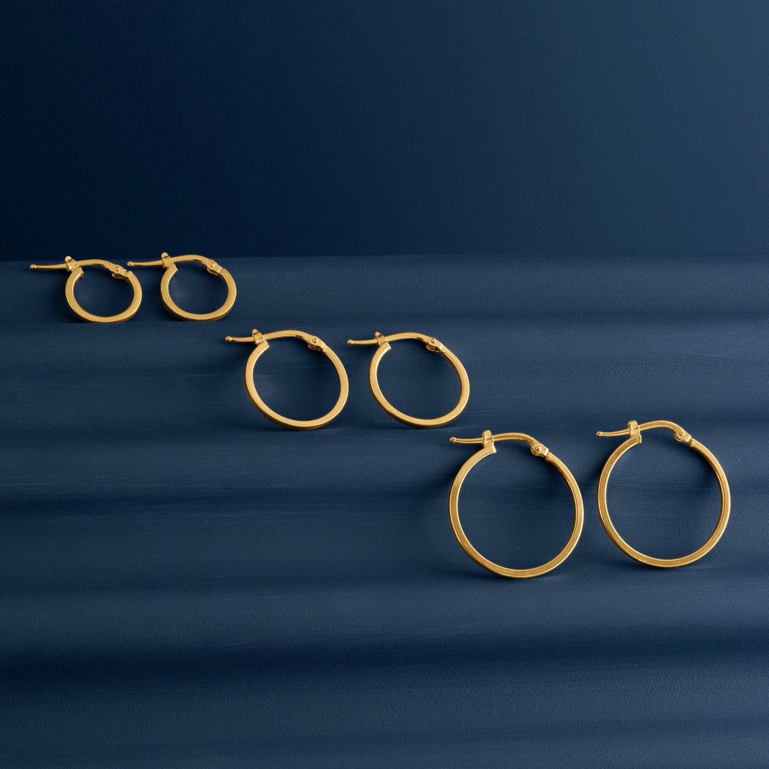 CLASSIC GOLD HOOP EARRINGS