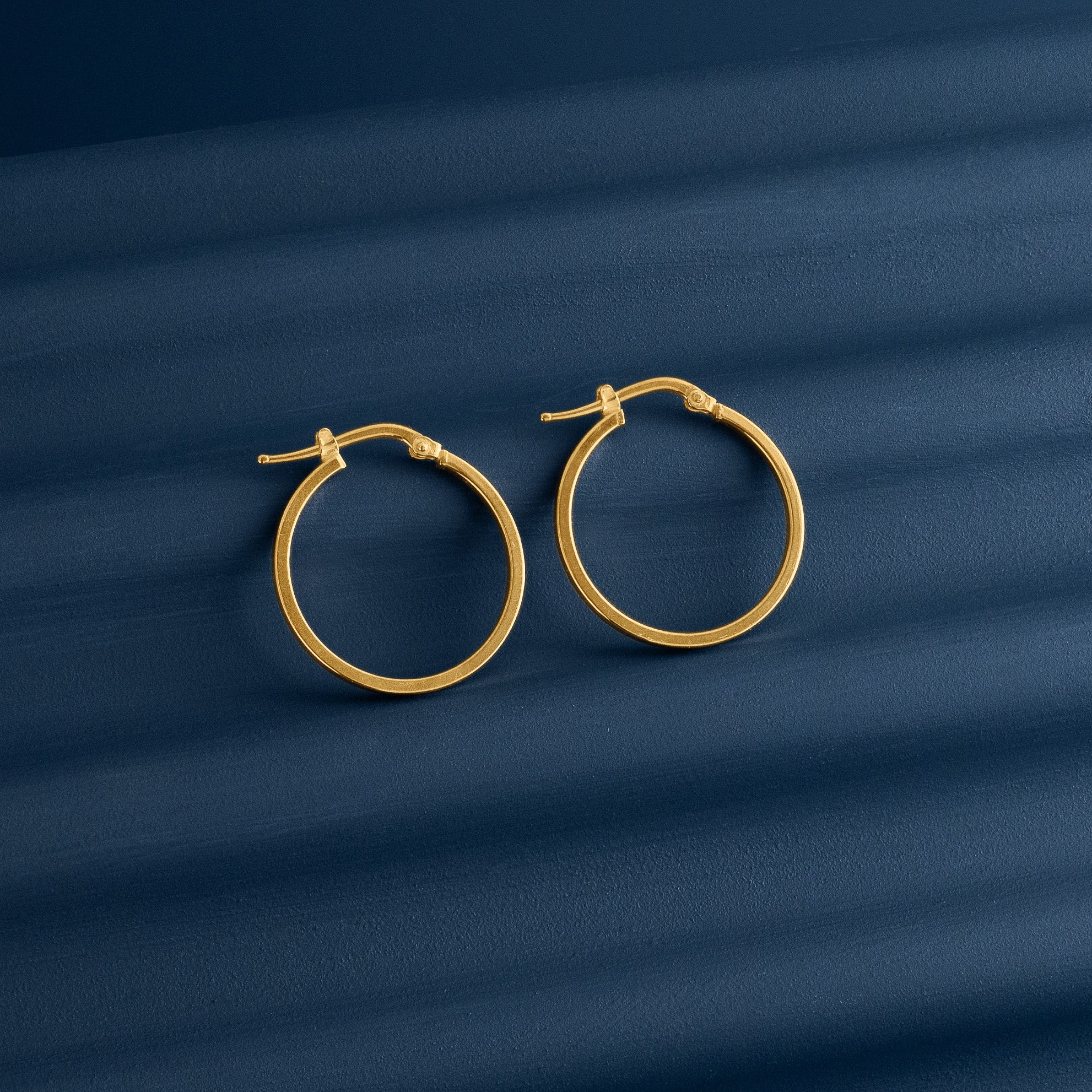CLASSIC GOLD HOOP EARRINGS