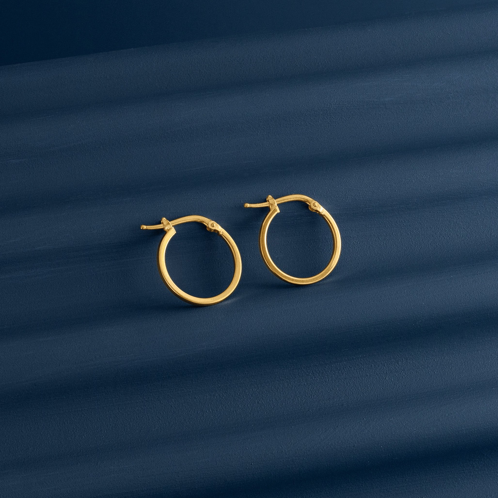 CLASSIC GOLD HOOP EARRINGS