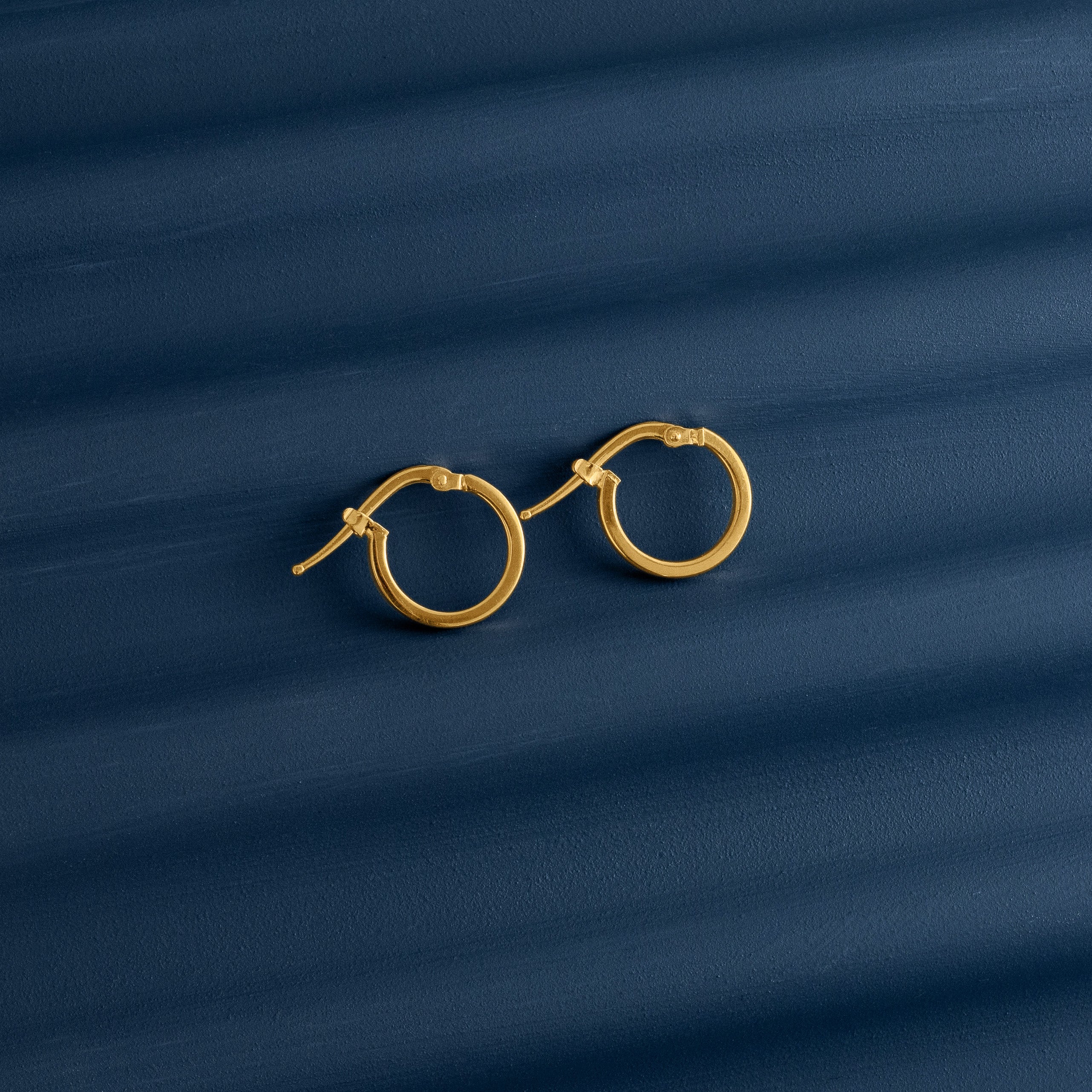 CLASSIC GOLD HOOP EARRINGS