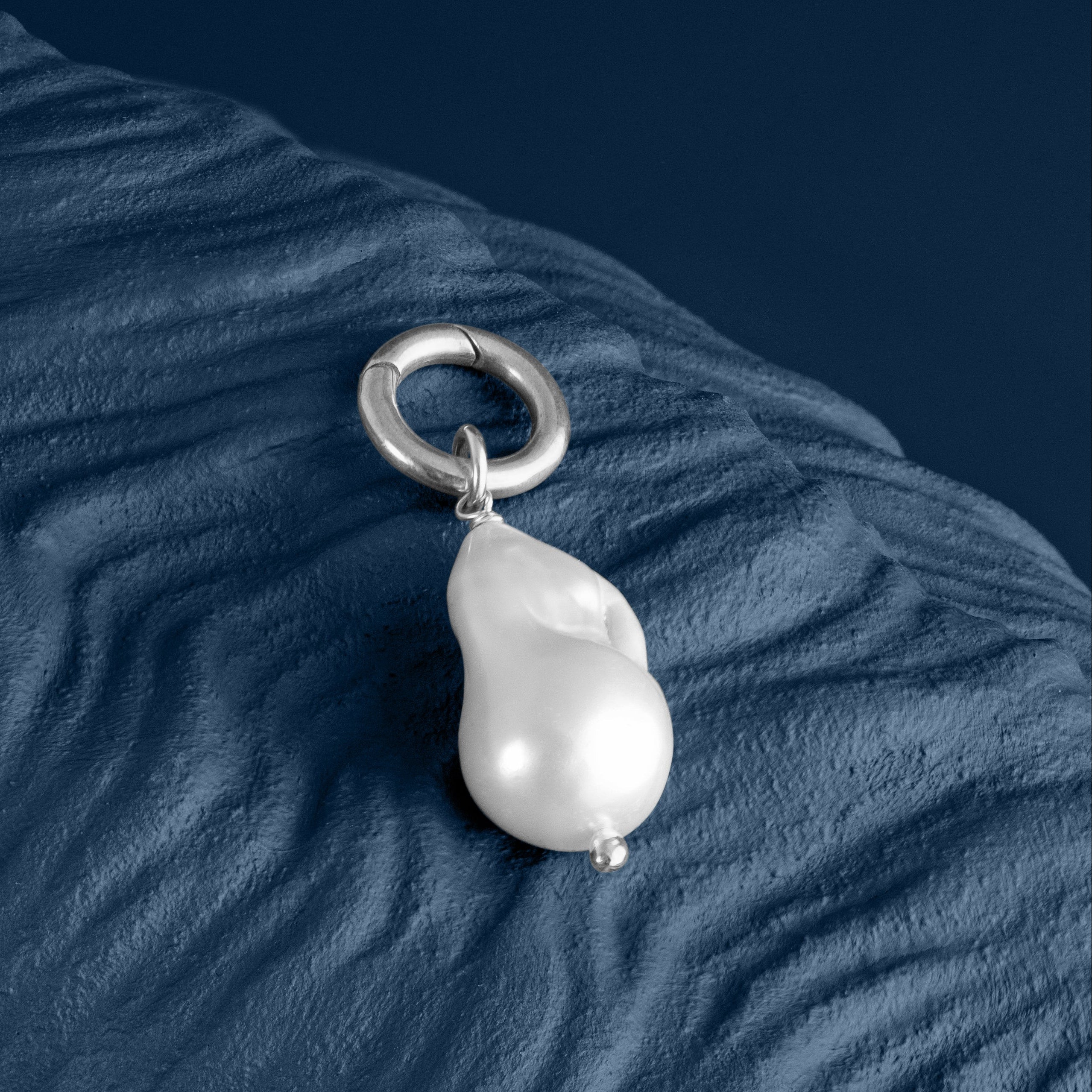 BAROQUE PEARL DROP PENDANT