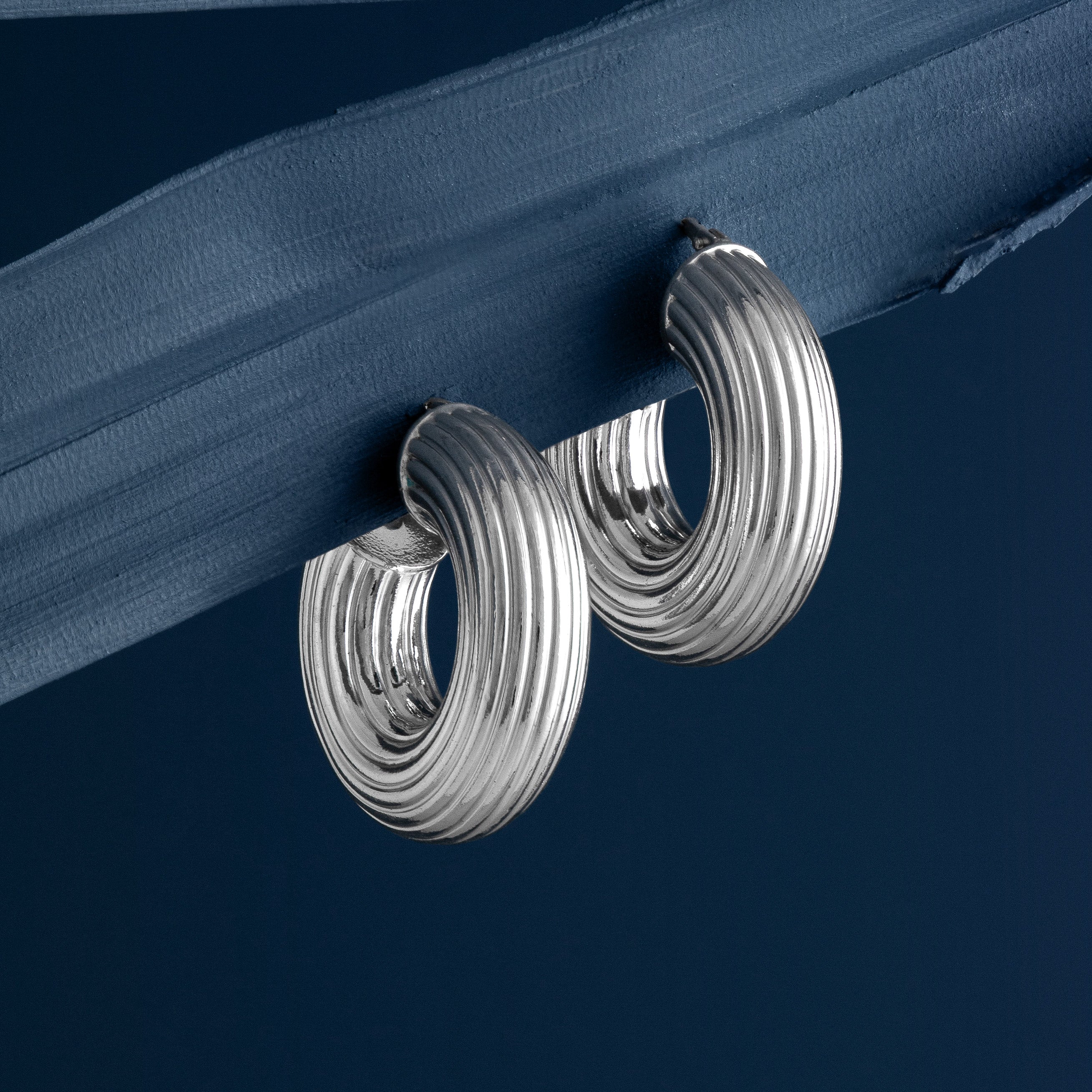 SILVER RIBBED HOOP EARRINGS