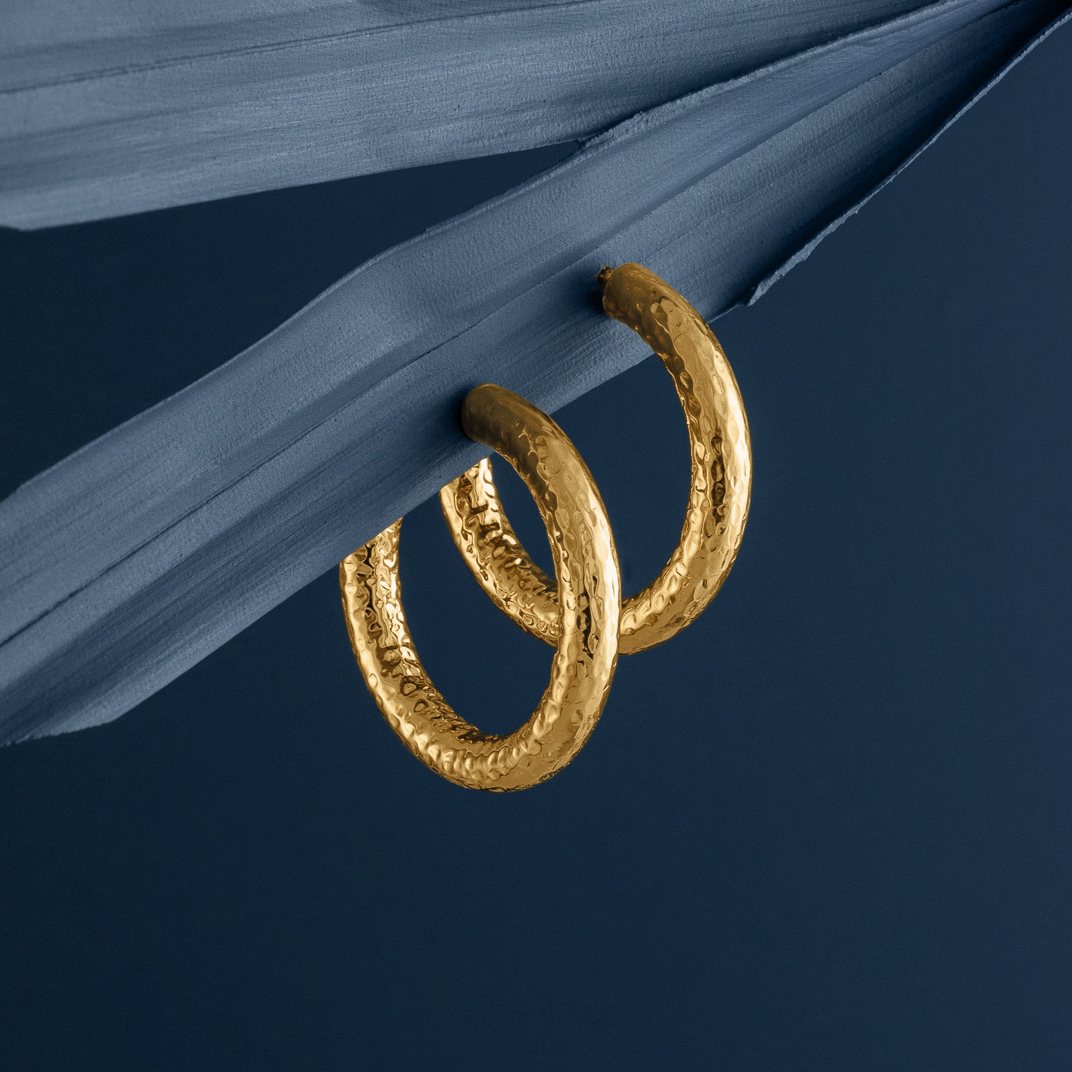 SMALL HAMMERED GOLD HOOP EARRINGS