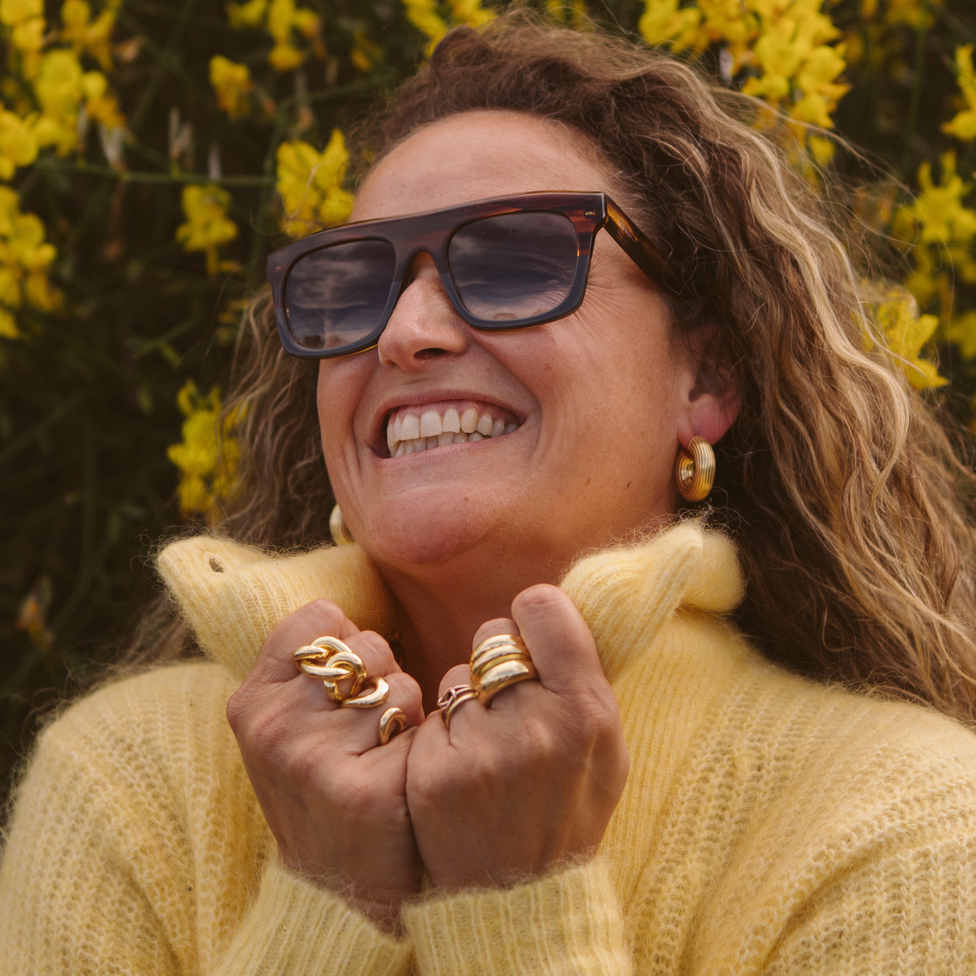 GOLD RIBBED HOOP EARRINGS