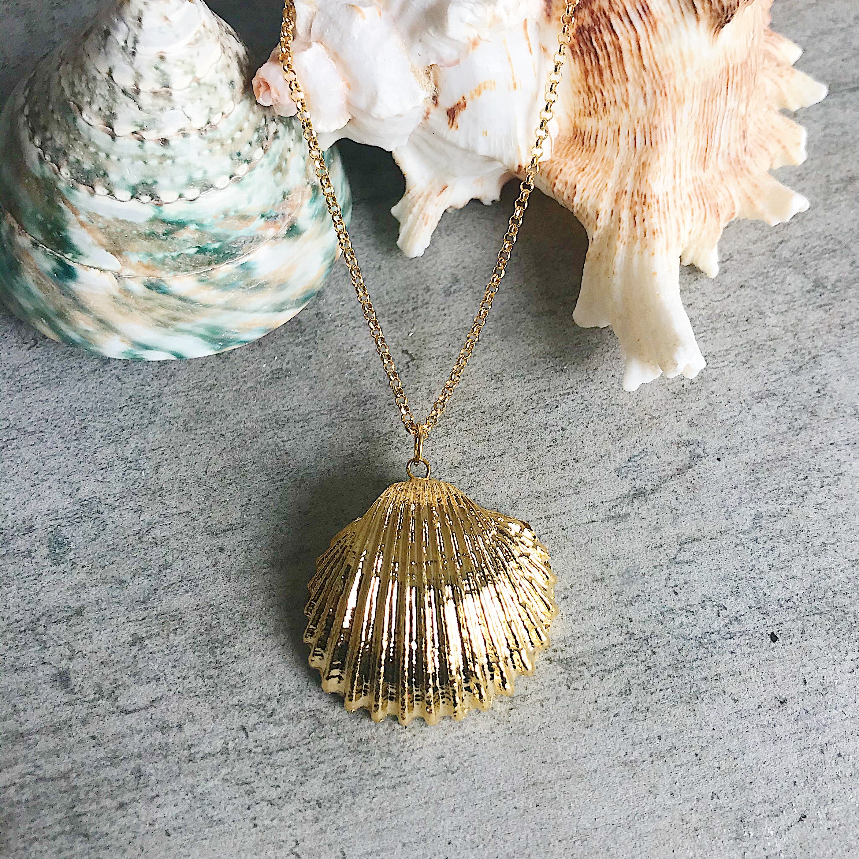 GOLD SHELL AND PEARL PENDANT