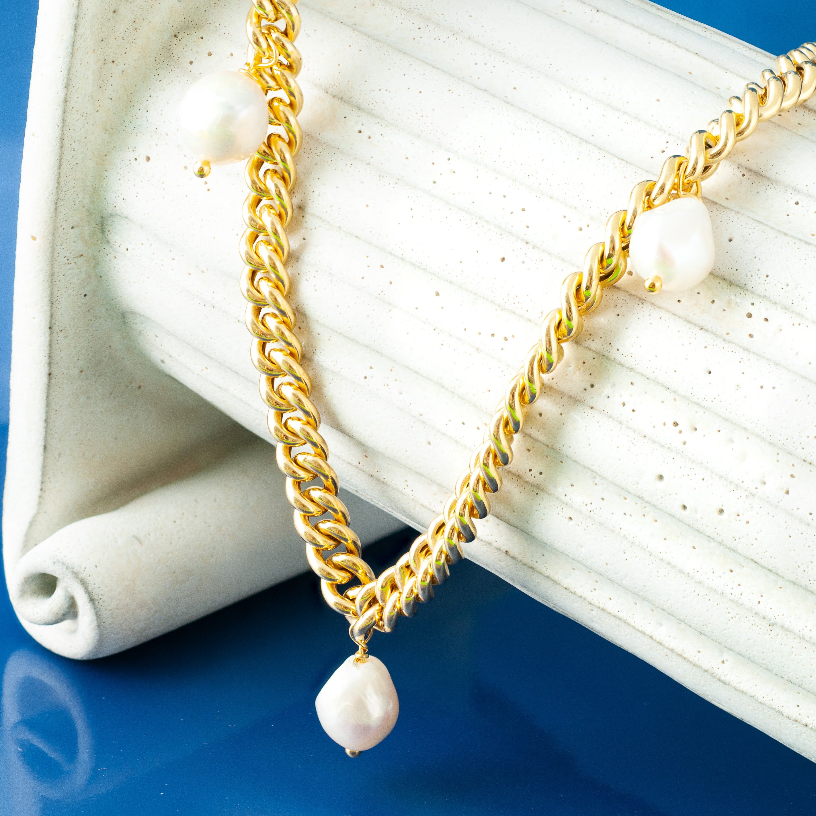 CHUNKY GOLD CURB CHAIN NECKLACE WITH PEARL CHARMS