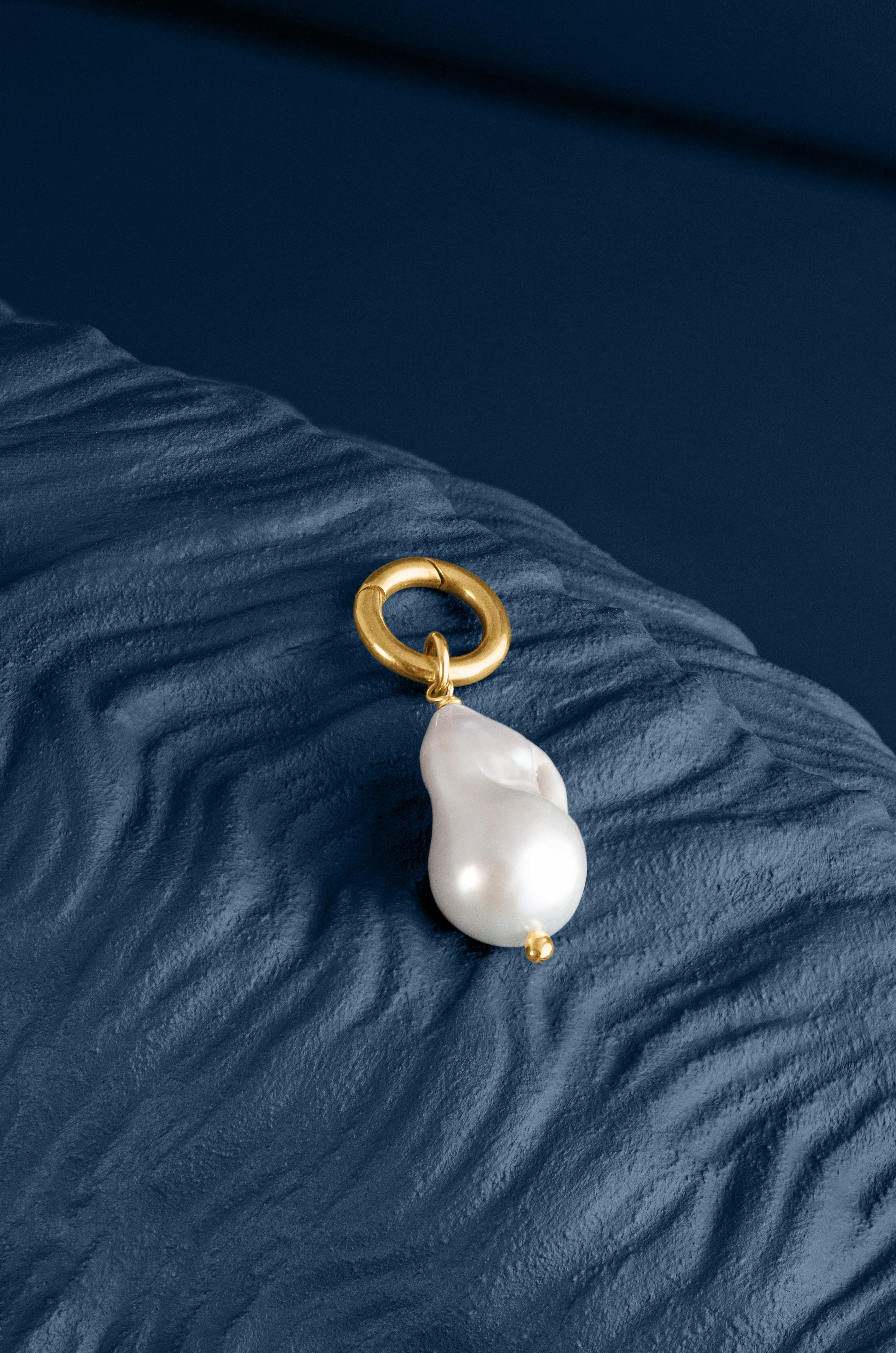 BAROQUE PEARL DROP PENDANT