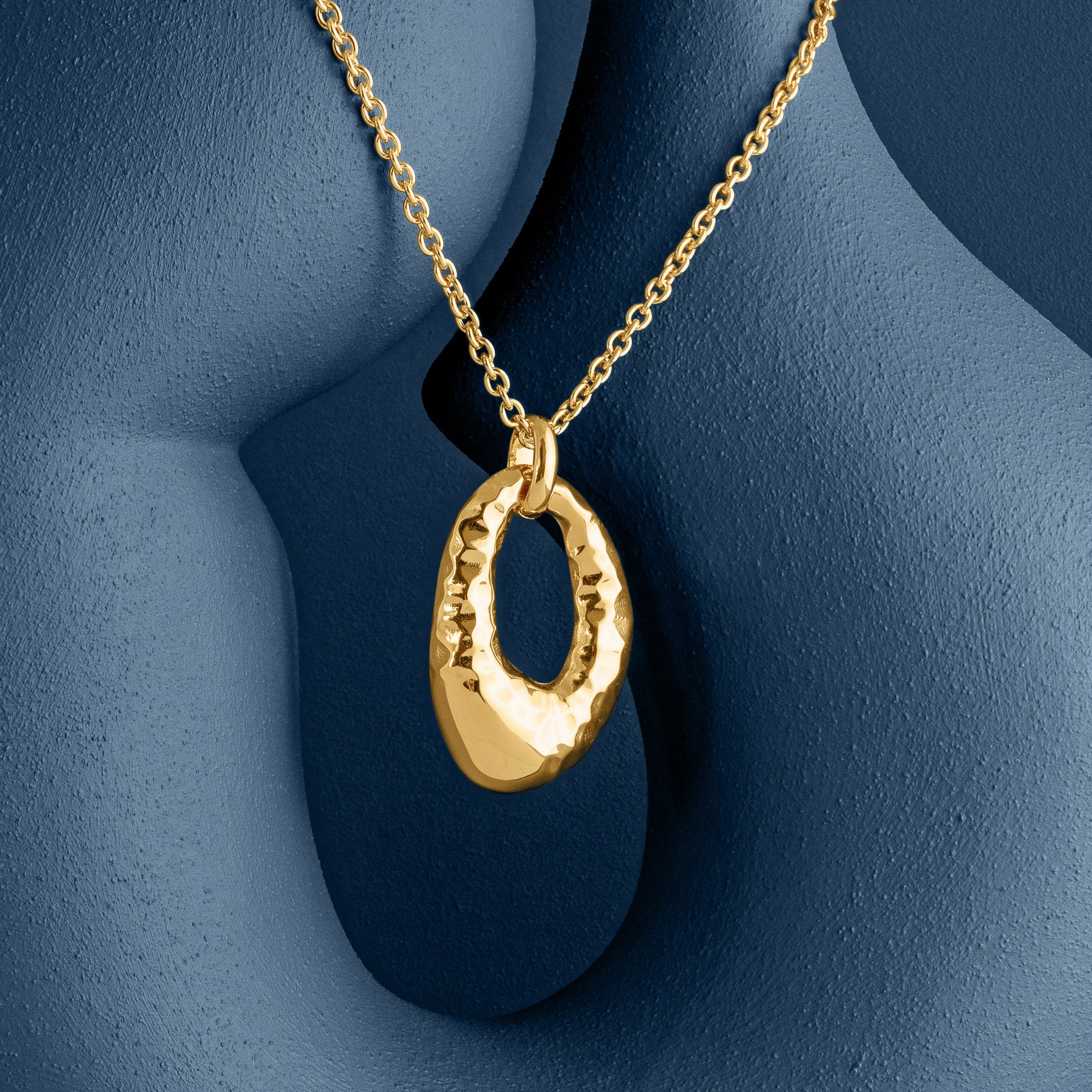 HAMMERED OVAL DROP PENDANT