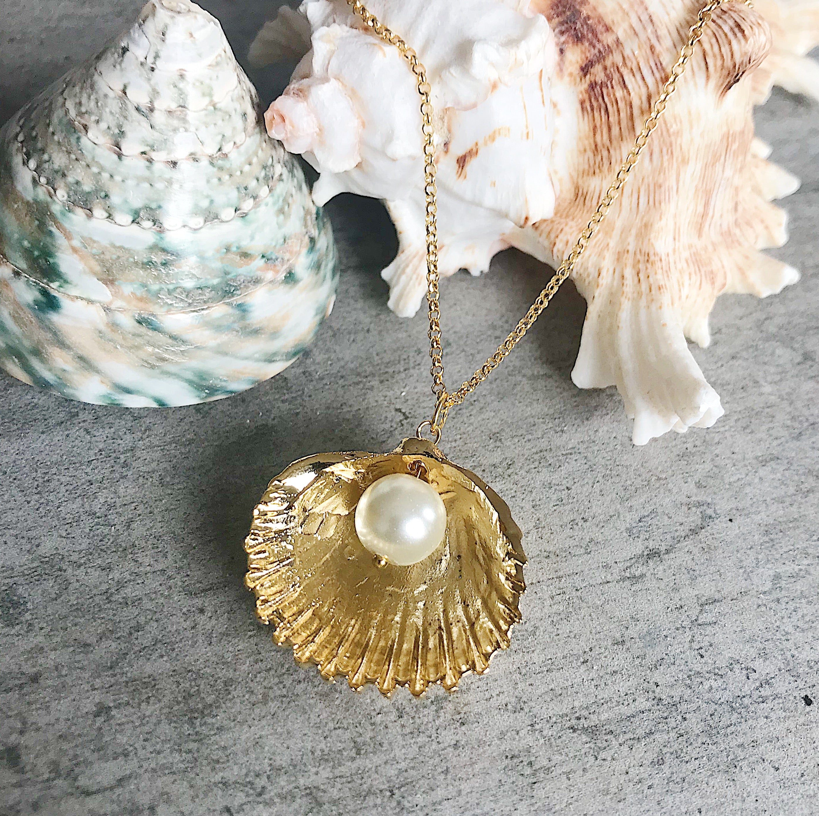 GOLD SHELL AND PEARL PENDANT