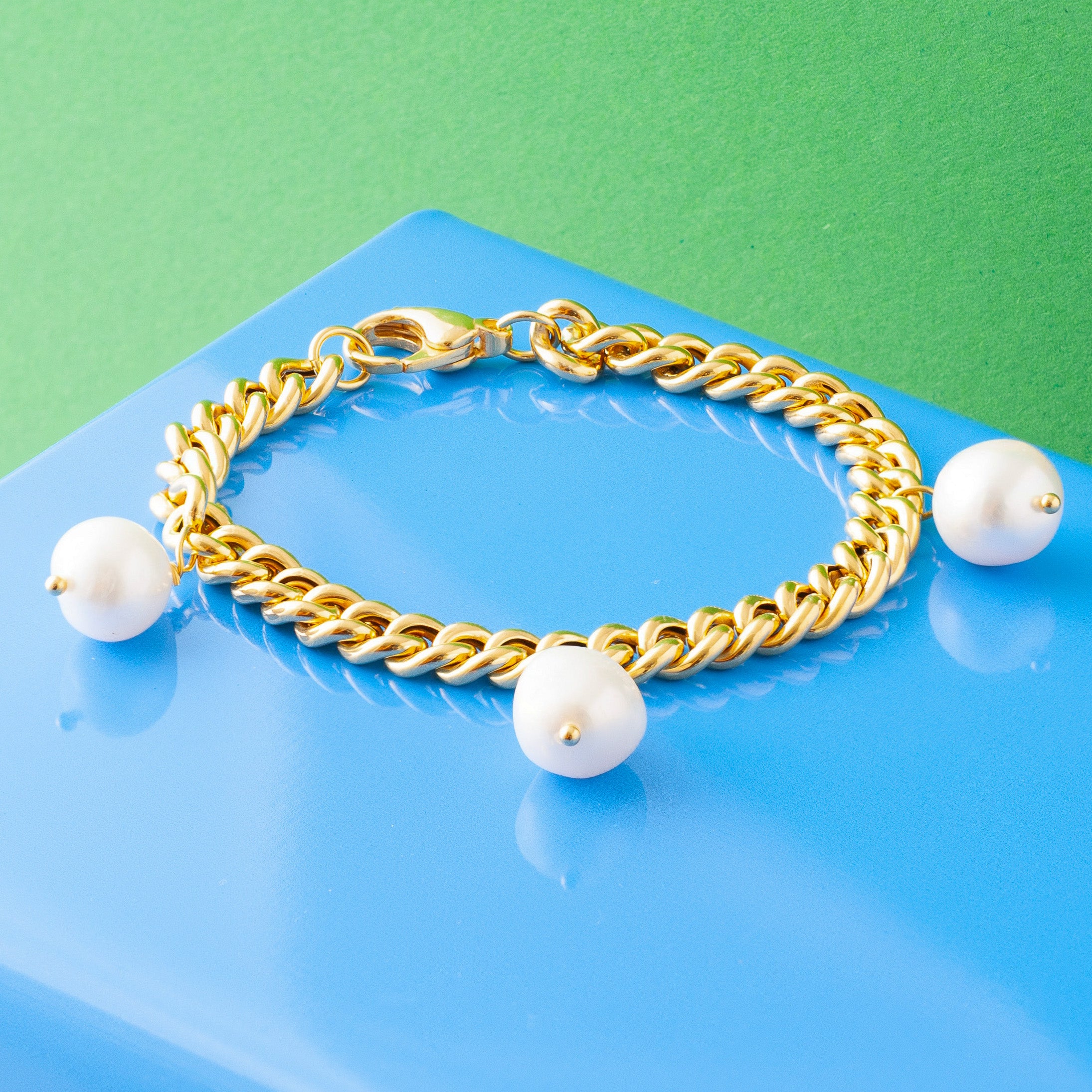 CHUNKY GOLD CURB CHAIN BRACELET WITH PEARL CHARMS